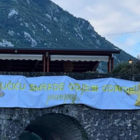 Iracionalna mržnja prema Srbima; Sraman transparent u Kotoru sa uvredljivom porukom Vučiću FOTO