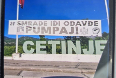 Slika za Skandal u Crnoj Gori; Sraman transparent na ulazu u Cetinje: Nove uvrede upućene Vučiću FOTO