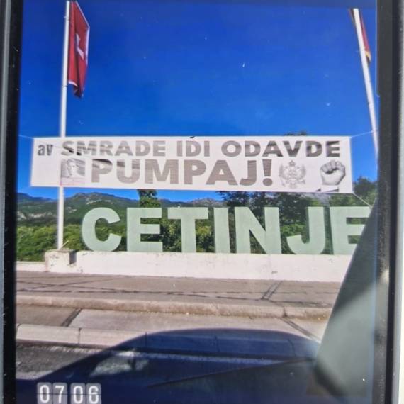 Skandal u Crnoj Gori; Sraman transparent na ulazu u Cetinje: Nove uvrede upućene Vučiću FOTO