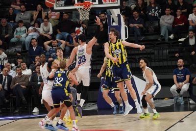 Slika za Derbi sa "milion" isključenja: Larkin "izrešetao" Fener – Efes se osvetio