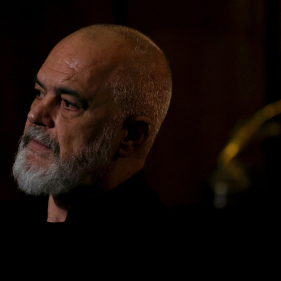 Narod blokira ulice, Edi Rama deli AI snimke na mrežama: "Flamingo revolucija" trese Albaniju VIDEO