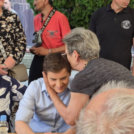 Brnabić: "Blokaderi hoće da nas vrate u mračno doba, ali im nećemo dati"; "Hvala ljudima na podršci"