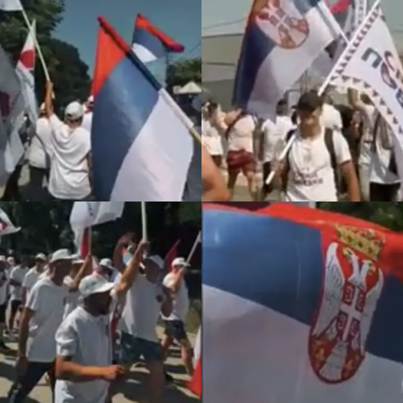 Kolona mladih iz Novog Sada stigla u Sremske Karlovce; Ka Beogradu pešače i Aranđelovčani; Podržaće Vučića