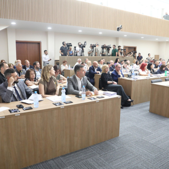 Incident tokom sednice Skupštine grada Beograda: "Opozicija na prevaru uvela svoje aktiviste u salu"