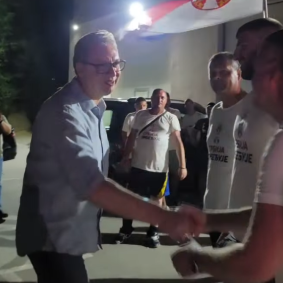 Inđijom odjekivalo "Aco Srbine"; Vučić: "Posle toliko pređenih kilometara, red je bio da malo odmore" VIDEO