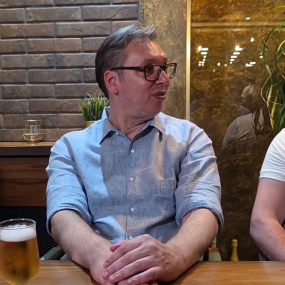 Vučić u Inđiji; Sreo se sa građanima koji peške idu ka Beogradu: "Kad imate uverenja, ne mogu vam ništa"