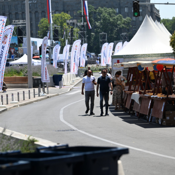 Glasačke kutije postavljene kao simbol "čoveka u centru politike"; Građani danas glasaju na skupu u Beogradu
