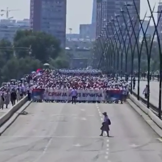 Veliki broj mladih prešao Brankov most i uputio se ka Skupštini – biće deo skupa "Srbija jedna porodica"