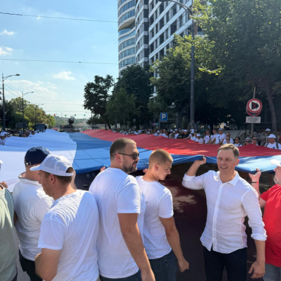 Mali sa građanima razvio impozantnu zastavu Srbije FOTO