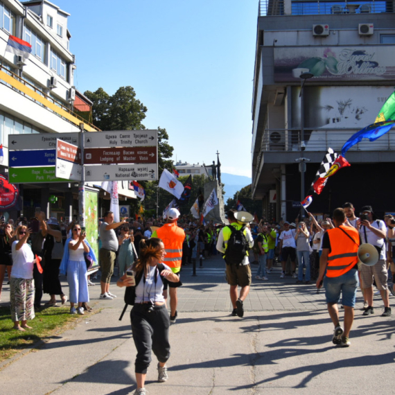 Skandal na skupu u Kraljevu: Blokaderi negiraju državu Srbiju VIDEO