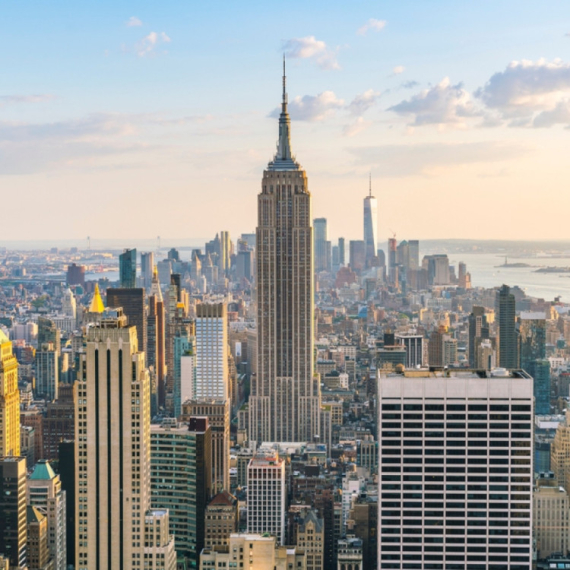 Dve osobe uhapšene nakon penjanja na vrh Empire State Buildinga: Prosidba ili snimanje filma? VIDEO