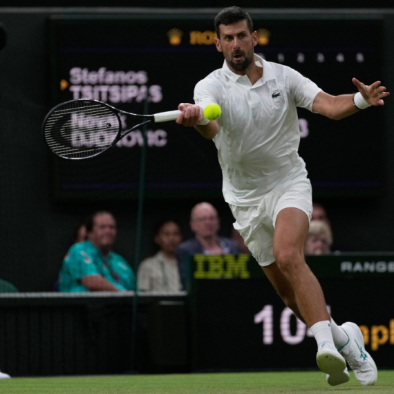 Djokovic "sweeps" Tsitsipas!