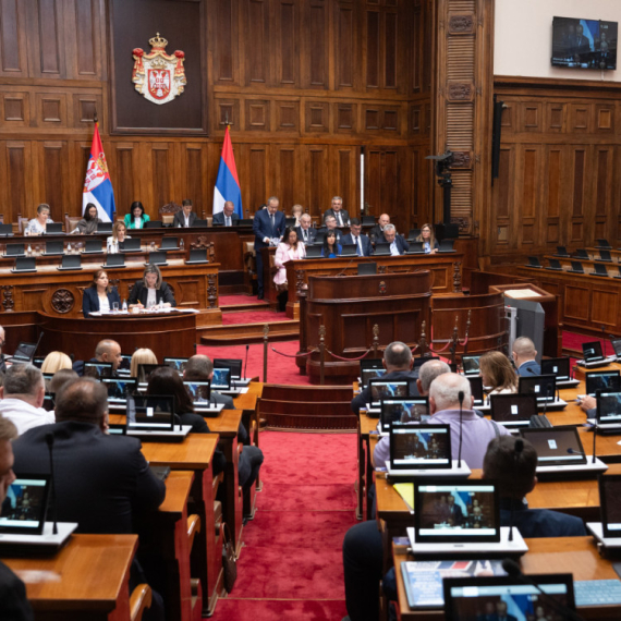 Poslanici raspravljaju o 18 tačaka dnevnog reda; "Zakon o roditelju negovatelju istorijski iskorak" FOTO/VIDEO