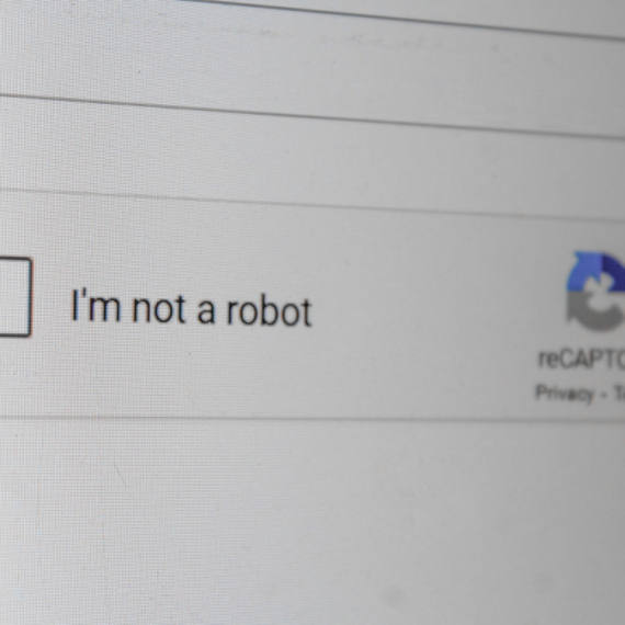 Google testira skeniranje ruke protiv botova, ali hakeri ga već varaju običnom slikom