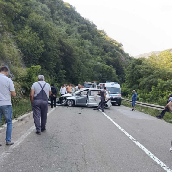 Težak udes na Ibarskoj magistrali, ima više povređenih; Prizor smrskanog vozila uznemiruje