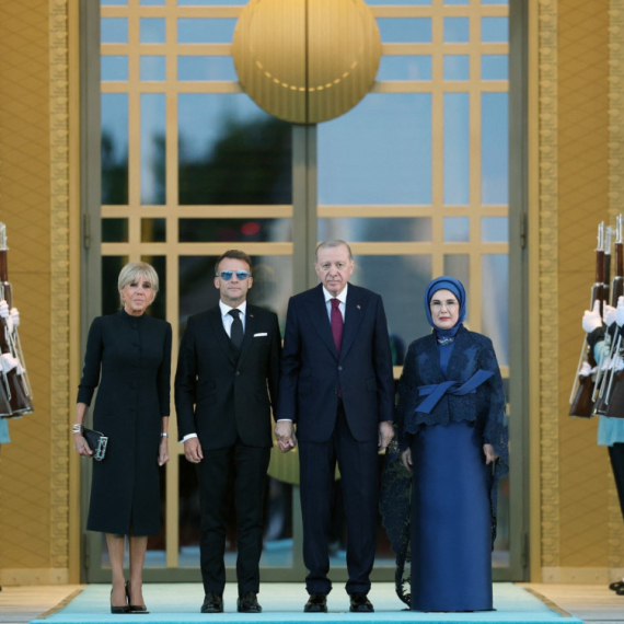 Neprijatan trenutak za Makrona; Emine Erdogan odbila gest predsednika Francuske VIDEO