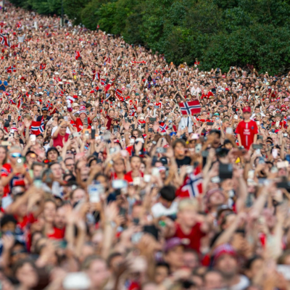 Royal welcome for Norwegians – More than 100,000 "Vikings" took to the streets VIDEO