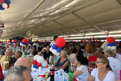 Slika za Lapovo čeka Vučića; Okupio se veliki broj ljudi, vijori se srpska trobojka FOTO