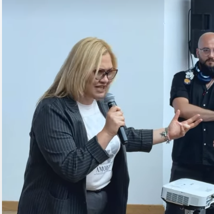 Zastrašujući performans u Nišu; Blokaderka vređa i preti: "Bedniče, proteraćemo te" VIDEO