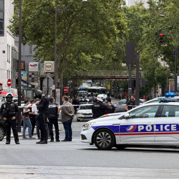 Horror in Paris: At least three people stabbed in the middle of the street VIDEO