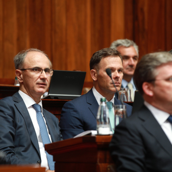 Skupština Srbije; Mesarović opoziciji: "U vaše vreme ljudi su bili gladni"; "Računaj, uzeo Aleksić" FOTO