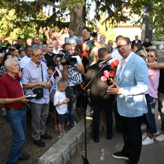 Vučić u Knjaževcu objavio izuzetne vesti za Srbiju; Dočekao ga veliki broj meštana; Razgovarao sa ljudima FOTO