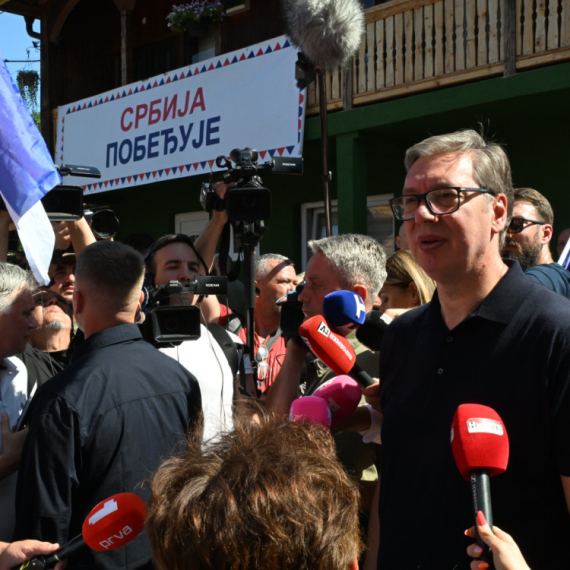 Vučić u Temsku, obilazi poljoprivredno i seosko-turističko gazdinstvo; Najavio povećanje penzija i minimalca