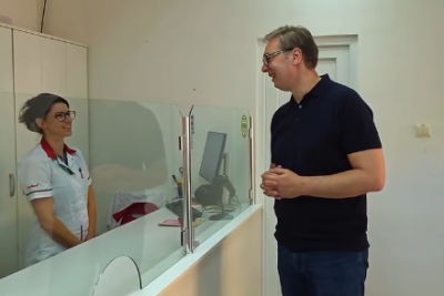 Slika za Vučić obišao apoteku, lično proverio da li su lekovi jeftiniji: Želim da ono što obećamo zaista bude ispunjeno
