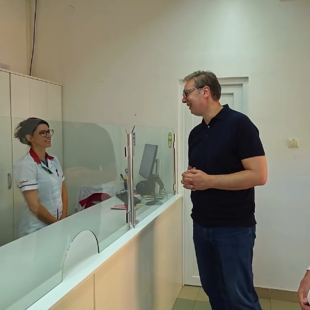 Zdravlje je najbitnije; Vučić pokazao da mu je narod na prvom mestu: Cene lekova u Srbiji drastično snižene
