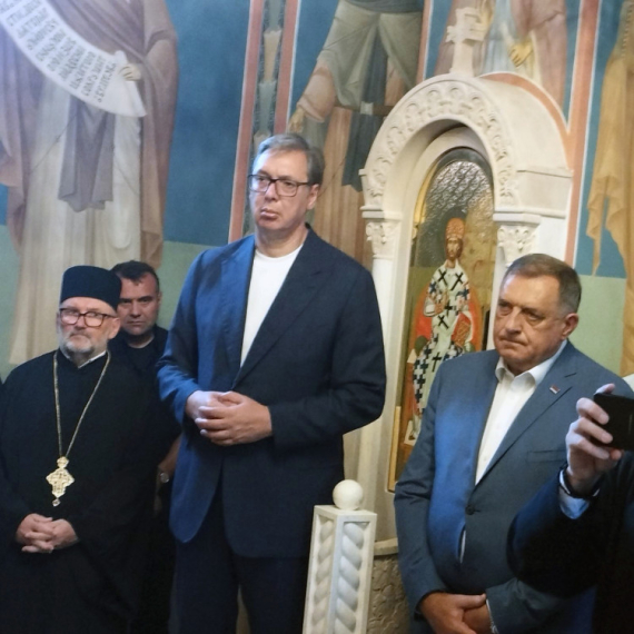 Vučić posetio manastir Rmanj; "Ne postoje Srbijanci, bosanski ili hrvatski Srbi, mi smo svi Srbi" FOTO