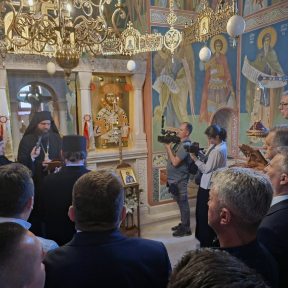 Episkop Sergije dočekao Vučića: "Upisali ste se u istoriju Rmnja"; "Ostajemo da čuvamo Krajinu"