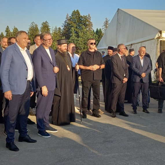 Vučić na Manjači; Dočekao ga veliki broj ljudi; Prisustvovao obeležavanju slave hrama u Sitnici FOTO