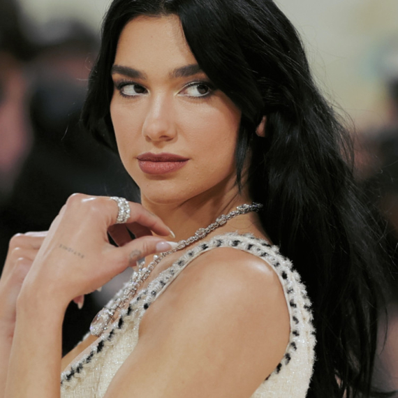 Zbog Dua Lipe gore mreže: Sad otima i pljeskavicu? VIDEO