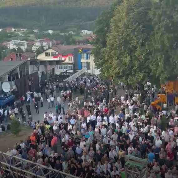 Ogroman broj ljudi se okupio u Mrkonjić Gradu; Čeka se obraćanje Vučića VIDEO