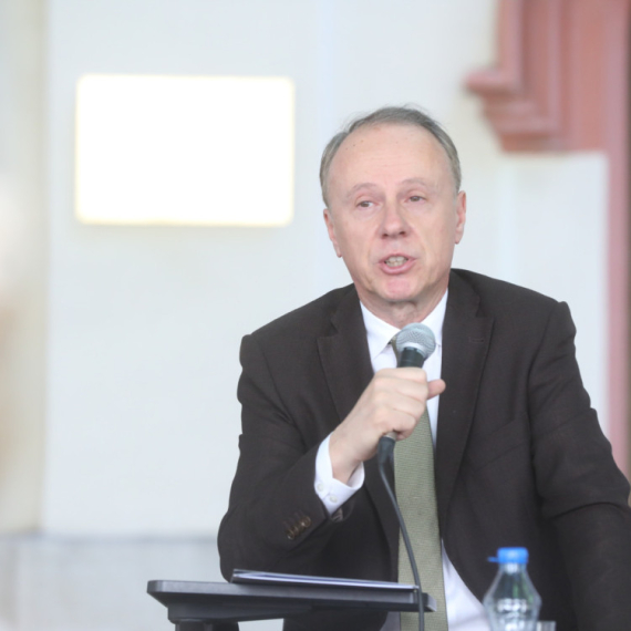 "Progonjeni" Đokić uživa na letovanju; Nižu se reakcije: "A državna plata ide li ide..." FOTO