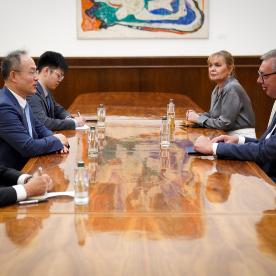 Vučić se sastao sa ambasadorom Kine Li Mingom FOTO