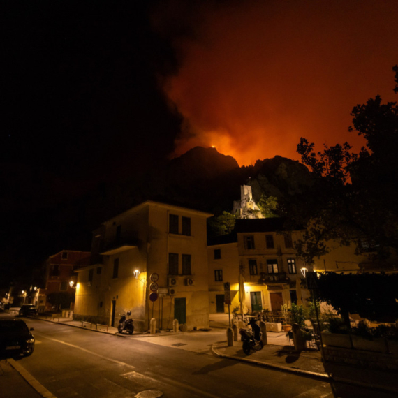 Eerie scenes near Omiš: People flee as hundreds evacuated by boats and buses VIDEO