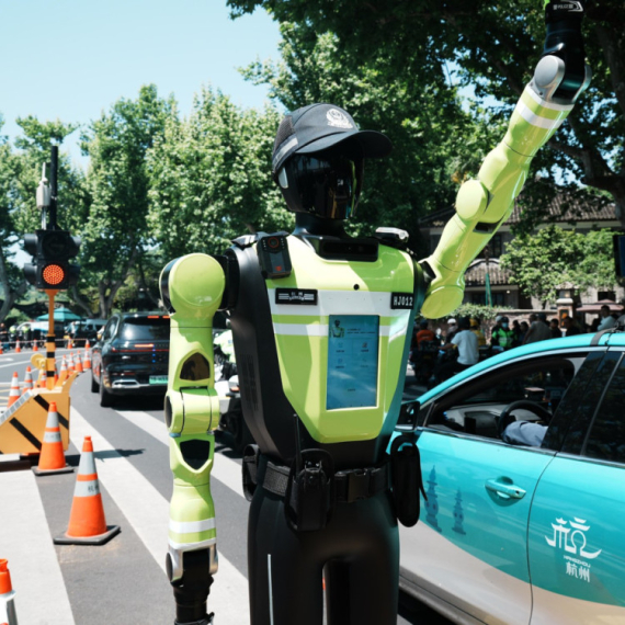 Robokap uživo: Kinezi imaju robota policajca FOTO/VIDEO