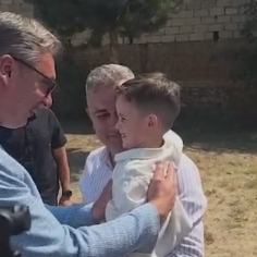 Emotivan trenutak u selu Lopardnica: Vučić se susreo sa kumčetom Lazarom, dečakom iz Kosovske Kamenice
