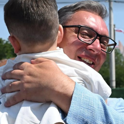 Emotivan trenutak u selu Lopardnica: Vučić se susreo sa kumčetom Lazarom, dečakom sa Kosova i Metohije