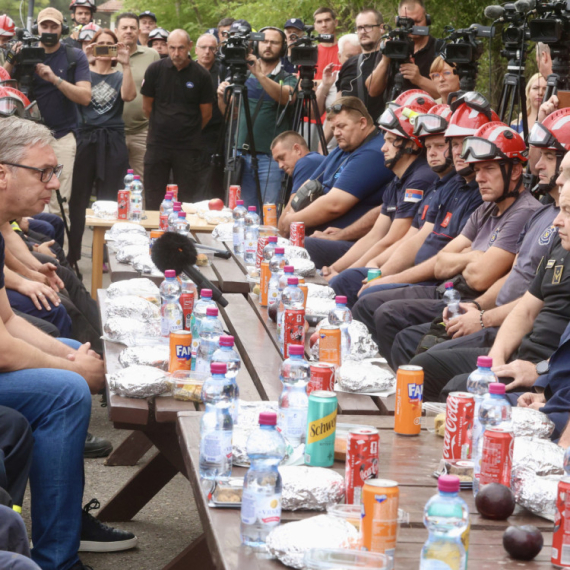 Vučić pokazao šok dokument i dao ga novinaru N1; Da li je moguće da je opozicija ovo tražila?