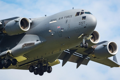 Slika za Avion američkog ratnog vazduhoplovstva sleteo u Moskvu; Nastao je muk FOTO