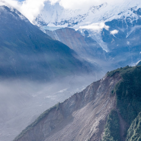 Massive glacier broke off; An avalanche of ice and rock rushed down the river PHOTO/VIDEO