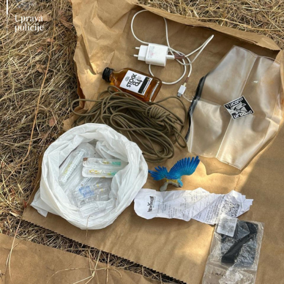 Pills, syringes, alcohol and weapons; This is what was found in the backpack of Russia's triple murder suspect