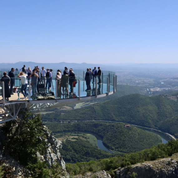 Vidikovac "Kablar Skywalk" obara rekorde; Turisti oduševljeni, a blokaderi hteli da ga ruše