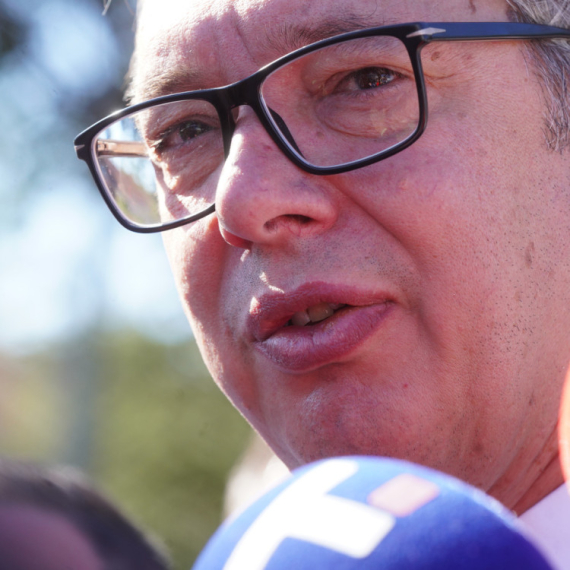 Vučić stigao u Pariz; Učestvovaće na prvom Međunarodnom samitu o svemiru