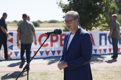 Slika za Vučić sa narodom u Velikoj Plani: Poseta etno-selu "Moravski konaci"