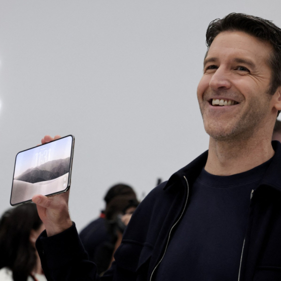 "Pametnim telefonima su odbrojani dani?" Novi šef Apple-a se ne slaže: iPhone ostaje VIDEO