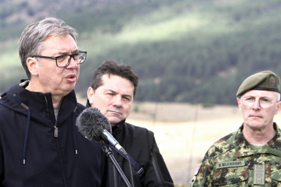 Slika za Vučić na poligonu "Pešter": "Prvi put prikazani napadi dronovima"; "Uloženo mnogo novca"; Dobio maketu tenka