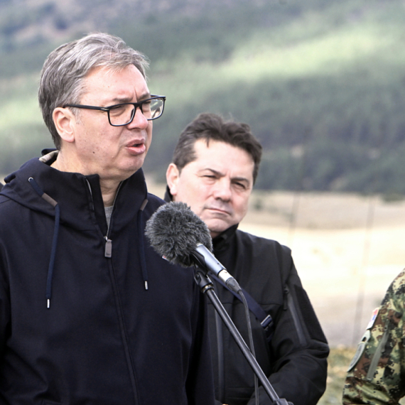 Vučić na poligonu "Pešter": "Prvi put prikazani napadi dronovima"; "Uloženo mnogo novca"; Dobio maketu tenka